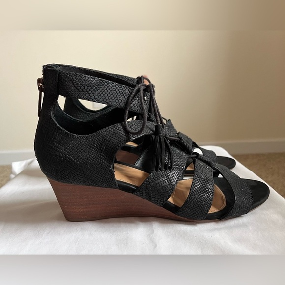 UGG Yasmin Snake Cage Black Leather Gladiator Lace up Zip Sandals Sz 9.5 EUC - Picture 3 of 9